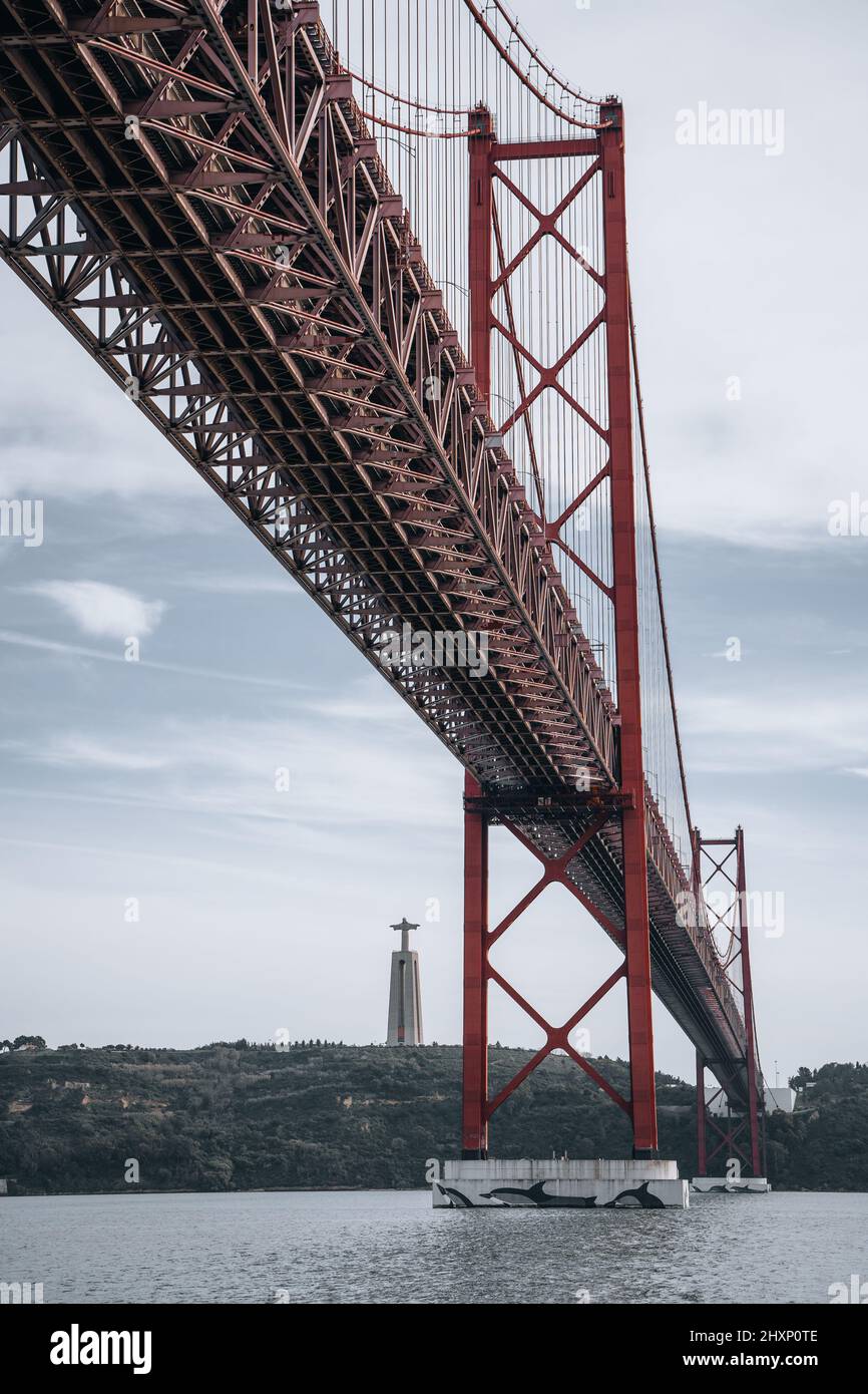 Eine Brücke nach Lissabon mit einer Statue Stockfoto