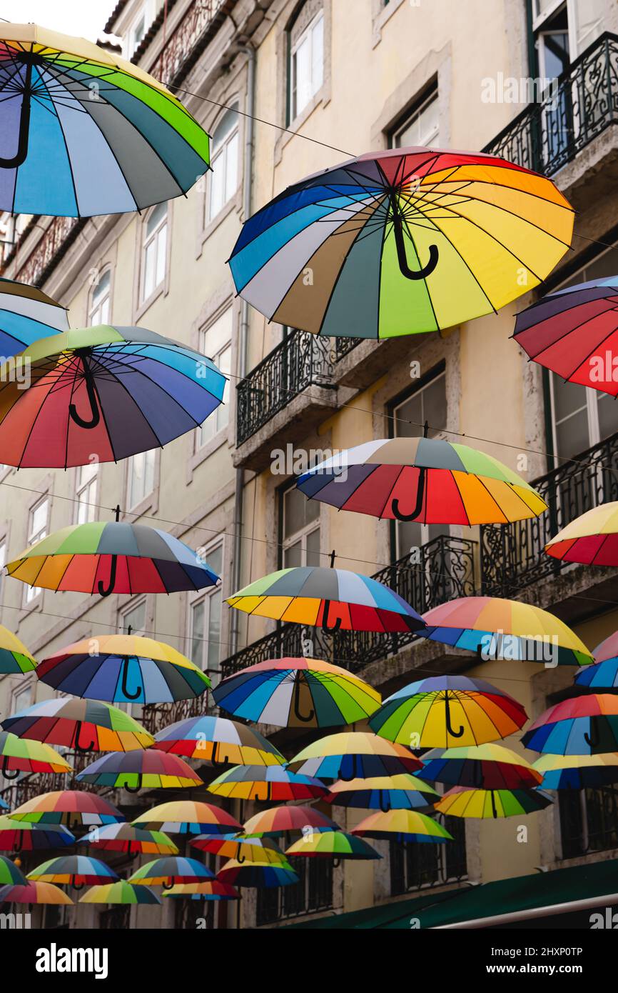 Bunte Regenschirme hängen in der Stadt Stockfoto