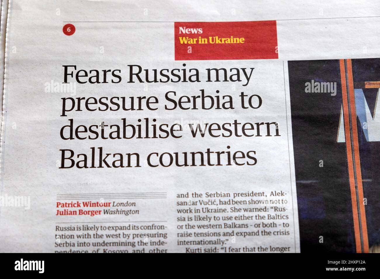 „Befürchtet, dass Russland Serbien unter Druck setzen könnte, die Länder des westlichen Balkans zu destabilisieren“, titelt die Zeitung Guardian am 12. März 2022 in London, Großbritannien Stockfoto