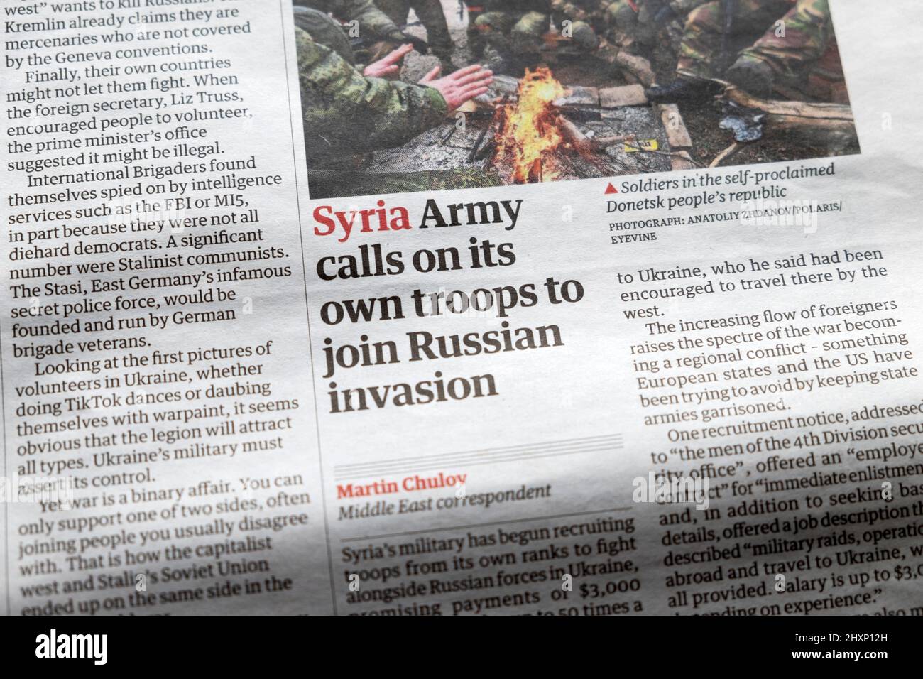 „Die syrische Armee ruft ihre eigenen Truppen auf, sich der russischen Invasion anzuschließen“, titelt die Zeitung Guardian den Ukraine-Kriegsartikel, der am 11. März 2022 in London in Großbritannien veröffentlicht wurde Stockfoto