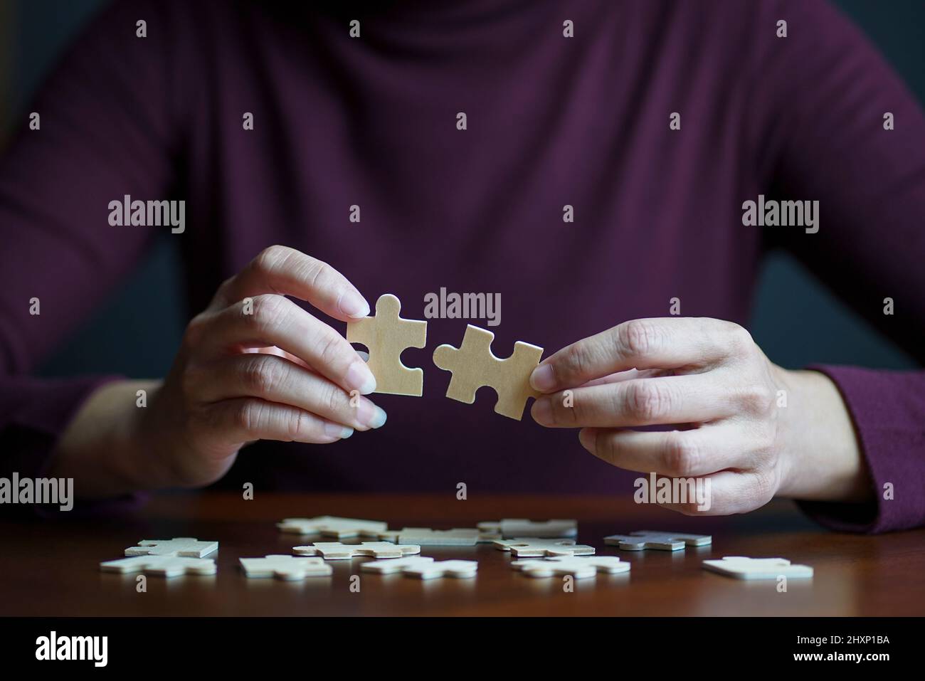 Clsoe Ansicht der Frau verbindet Puzzle. Teamarbeit, Erfolg oder Strategiekonzept. Stockfoto