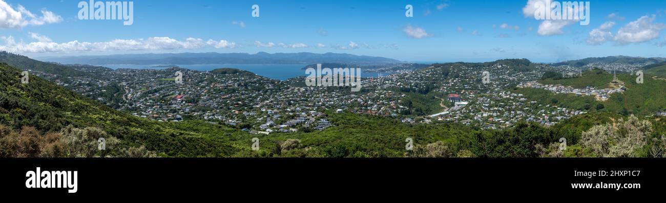 Wellington Hafen und Vororte, Wellington, Nordinsel, Neuseeland. Rimutaka Ranges in der Ferne. Stockfoto