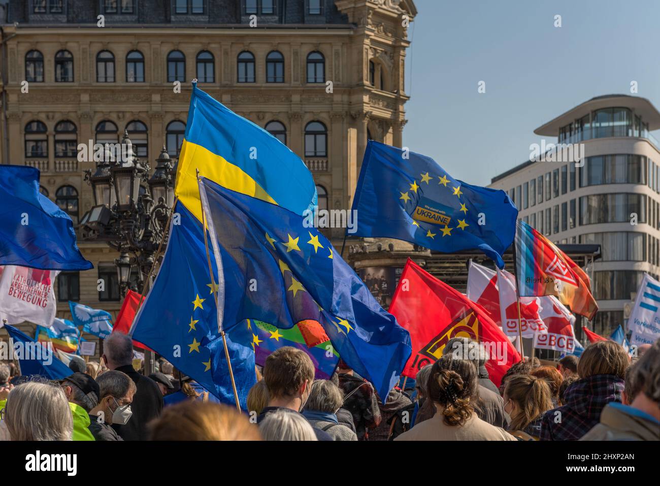 Die Demonstration am Opernplatz zur Unterstützung der Ukraine und gegen die russische Aggression, Frankfurt, Deutschland Stockfoto