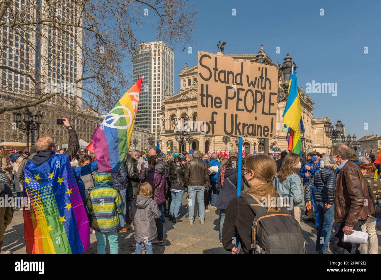 Die Demonstration am Opernplatz zur Unterstützung der Ukraine und gegen die russische Aggression, Frankfurt, Deutschland Stockfoto