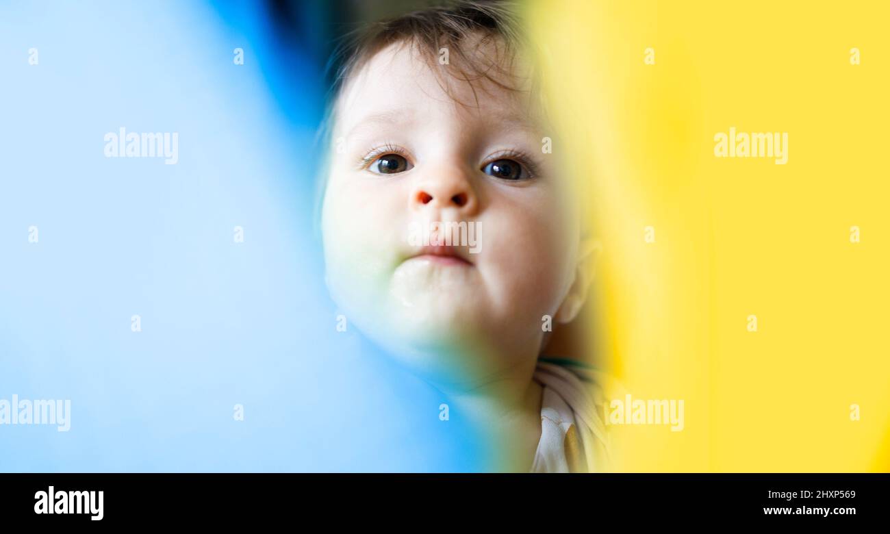 Unschuldiges kleines Kind in der Ukraine Stockfoto