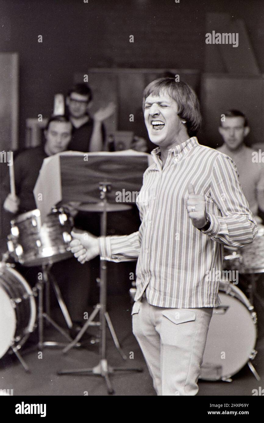 SONNY UND CHER Sonny Bono in einem Londoner Aufnahmestudio im August 1966/ sein Partner Cher ist in einigen Bildern mit einem Tamburin zu sehen. Stockfoto