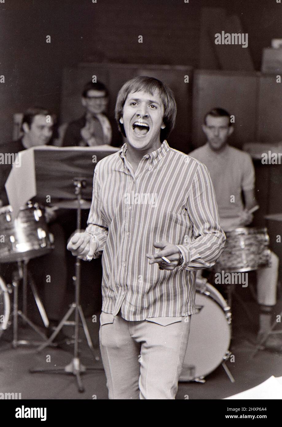 SONNY UND CHER Sonny Bono in einem Londoner Aufnahmestudio im August 1966/ sein Partner Cher ist in einigen Bildern mit einem Tamburin zu sehen. Stockfoto