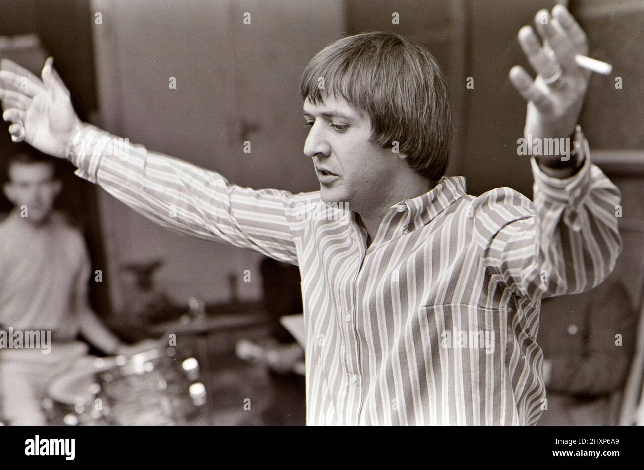 SONNY UND CHER Sonny Bono in einem Londoner Aufnahmestudio im August 1966/ sein Partner Cher ist in einigen Bildern mit einem Tamburin zu sehen. Stockfoto