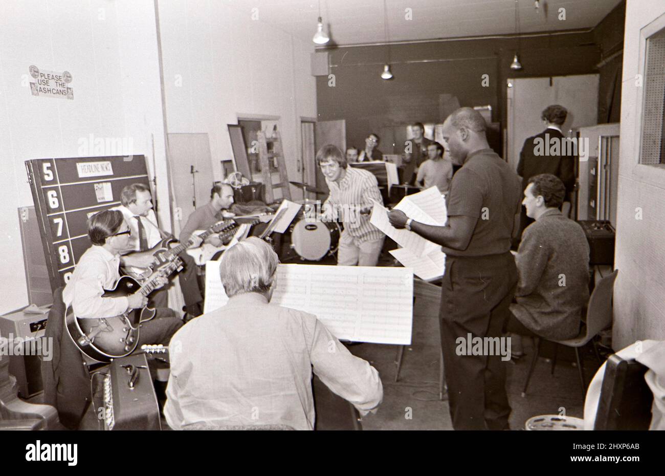 SONNY UND CHER Sonny Bono in einem Londoner Aufnahmestudio im August 1966/ sein Partner Cher ist in einigen Bildern mit einem Tamburin zu sehen. Stockfoto