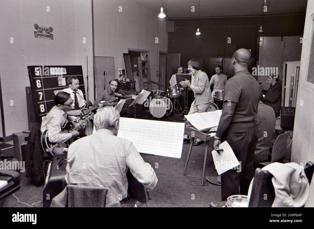 SONNY UND CHER Sonny Bono in einem Londoner Aufnahmestudio im August 1966/ sein Partner Cher ist in einigen Bildern mit einem Tamburin zu sehen. Stockfoto