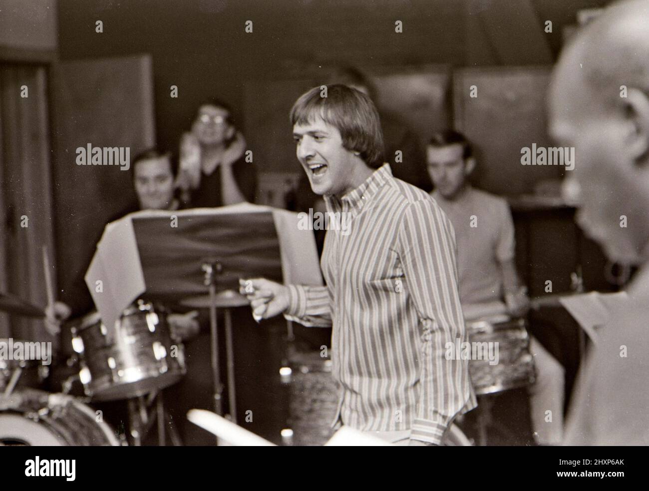 SONNY UND CHER Sonny Bono in einem Londoner Aufnahmestudio im August 1966/ sein Partner Cher ist in einigen Bildern mit einem Tamburin zu sehen. Stockfoto