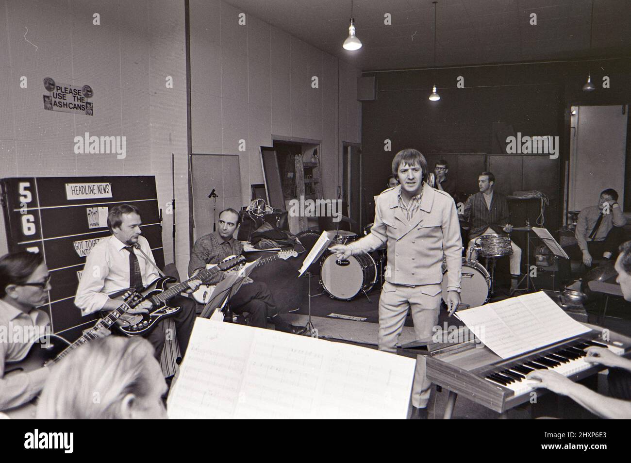 SONNY UND CHER Sonny Bono in einem Londoner Aufnahmestudio im August 1966/ sein Partner Cher ist in einigen Bildern mit einem Tamburin zu sehen. Stockfoto
