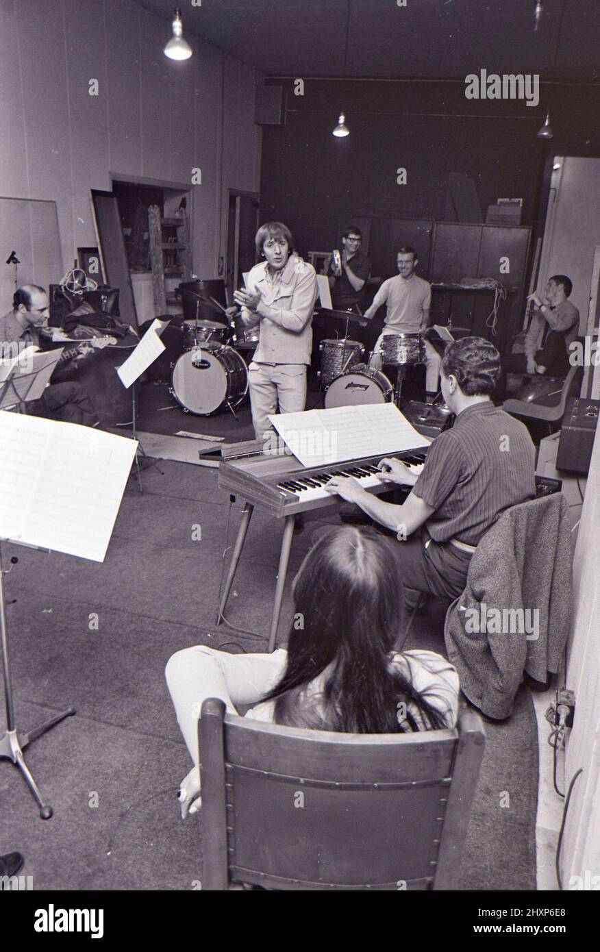 SONNY UND CHER Sonny Bono in einem Londoner Aufnahmestudio im August 1966/ sein Partner Cher Can sitzt zurück an der Kamera. Stockfoto
