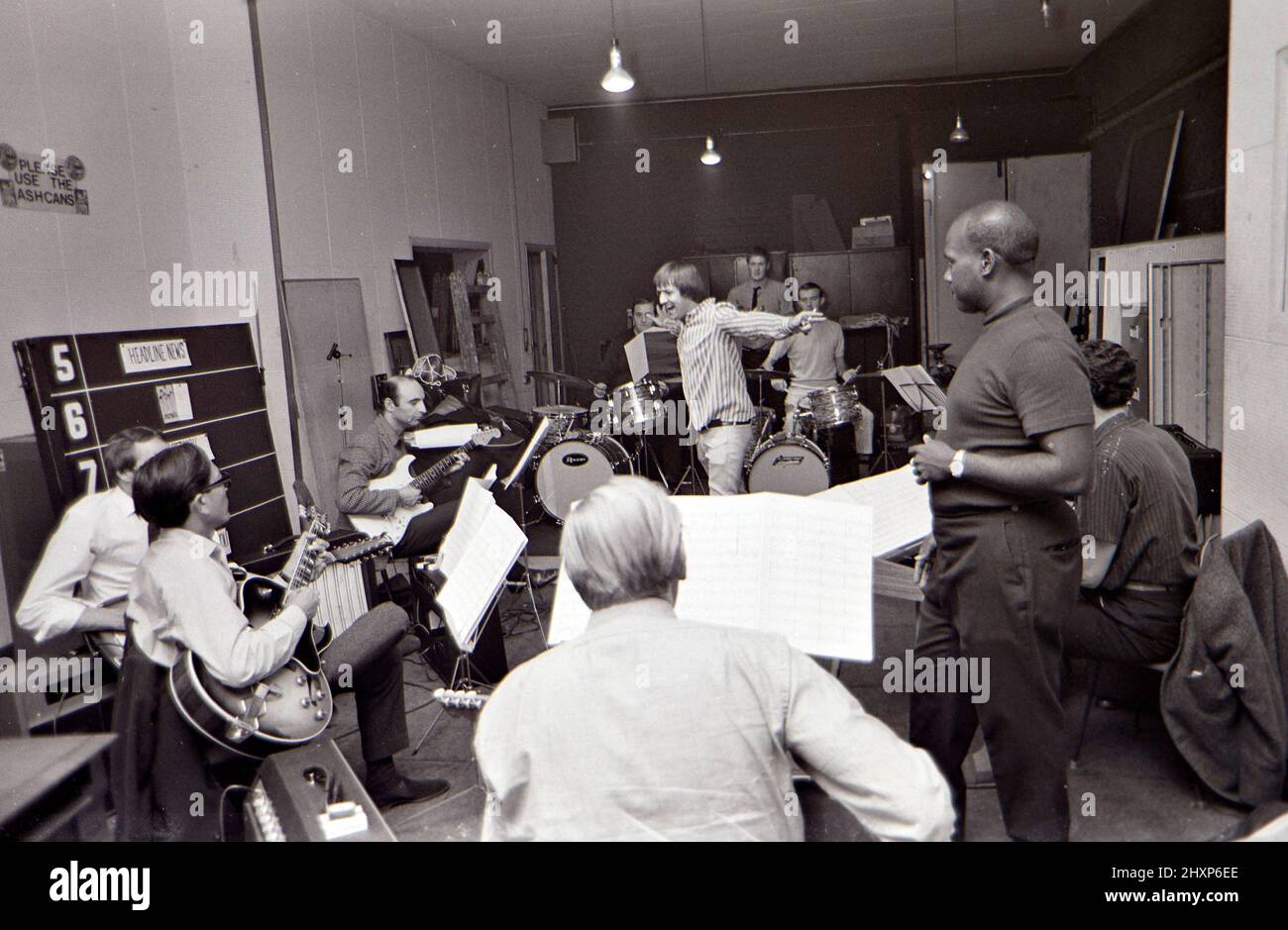 SONNY UND CHER Sonny Bono in einem Londoner Aufnahmestudio im August 1966/ sein Partner Cher ist in einigen Bildern mit einem Tamburin zu sehen. Stockfoto