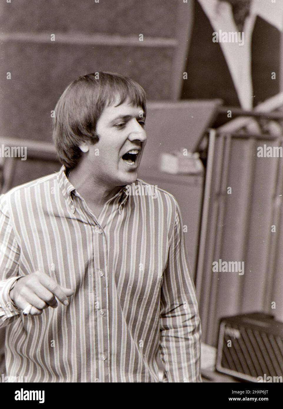 SONNY UND CHER Sonny Bono in einem Londoner Aufnahmestudio im August 1966/ sein Partner Cher ist in einigen Bildern mit einem Tamburin zu sehen. Stockfoto
