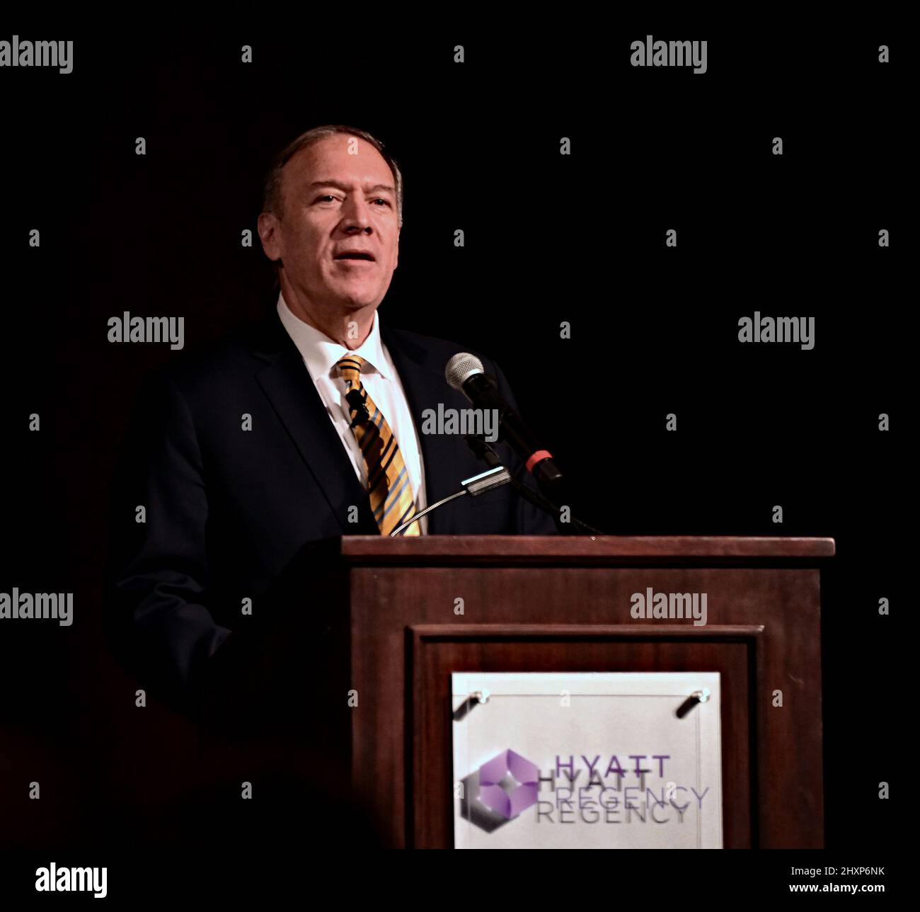 Wichita, Kansas, USA. 12. März 2022. Der ehemalige US-Außenminister Mike Pompeo hält die Grundsatzrede zum ersten Bob Dole Dinner, das auf der jährlichen Parteiversammlung der Kansas State Republican am 12. März 2022 im Hyatt Hotel in Wichita, Kansas, stattfand. Pompeo diente als Direktor der CIA und Staatssekretär unter dem ehemaligen Präsidenten Donald Trump. Kredit: Mark Reinstein/Media Punch/Alamy Live Nachrichten Stockfoto