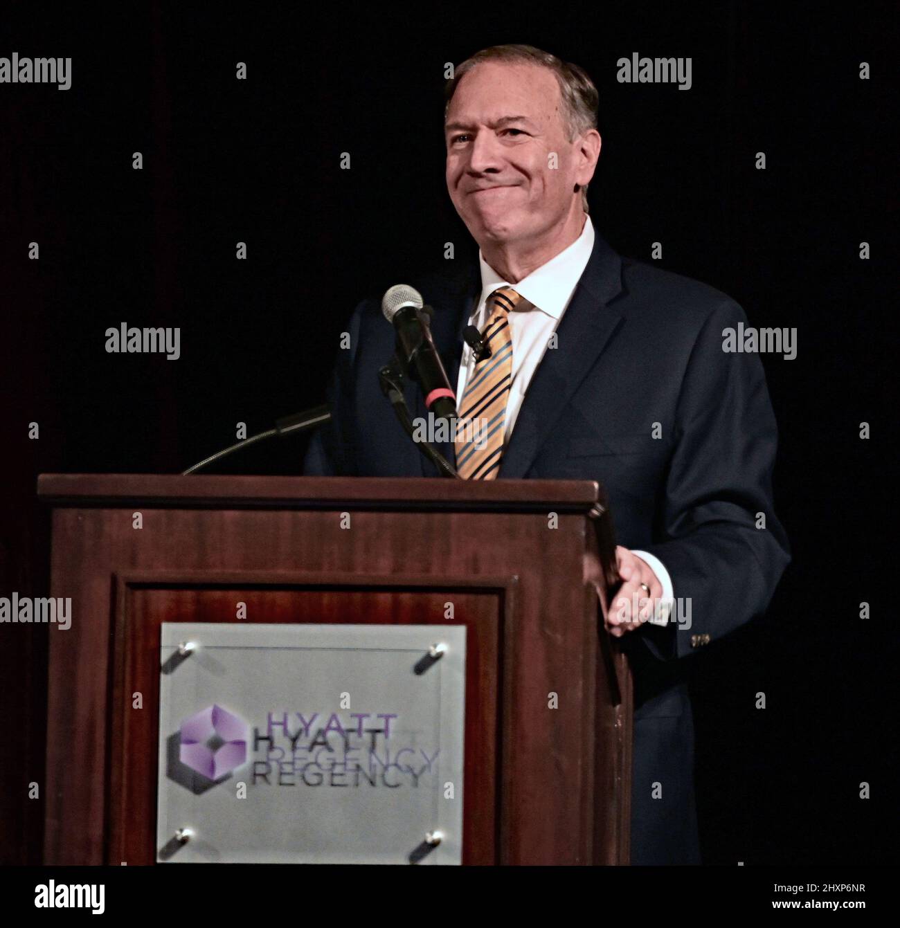 Wichita, Kansas, USA. 12. März 2022. Der ehemalige US-Außenminister Mike Pompeo hält die Grundsatzrede zum ersten Bob Dole Dinner, das auf der jährlichen Parteiversammlung der Kansas State Republican am 12. März 2022 im Hyatt Hotel in Wichita, Kansas, stattfand. Pompeo diente als Direktor der CIA und Staatssekretär unter dem ehemaligen Präsidenten Donald Trump. Kredit: Mark Reinstein/Media Punch/Alamy Live Nachrichten Stockfoto