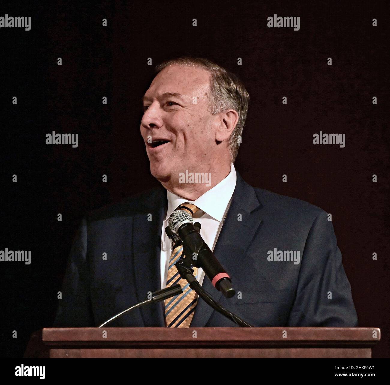 Wichita, Kansas, USA. 12. März 2022. Der ehemalige US-Außenminister Mike Pompeo hält die Grundsatzrede zum ersten Bob Dole Dinner, das auf der jährlichen Parteiversammlung der Kansas State Republican am 12. März 2022 im Hyatt Hotel in Wichita, Kansas, stattfand. Pompeo diente als Direktor der CIA und Staatssekretär unter dem ehemaligen Präsidenten Donald Trump. Kredit: Mark Reinstein/Media Punch/Alamy Live Nachrichten Stockfoto