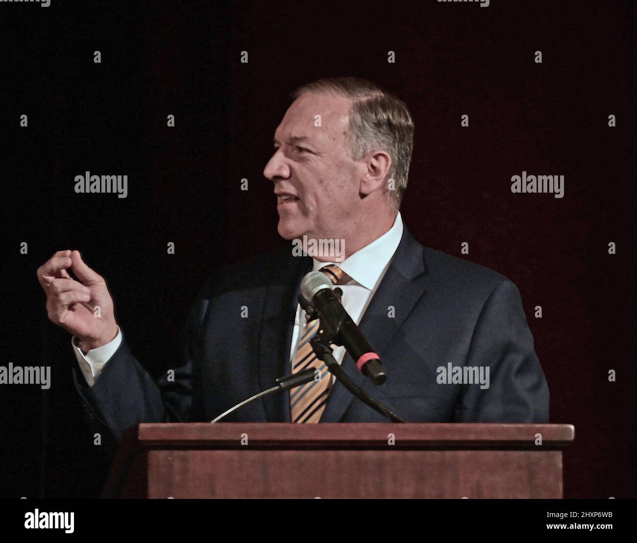 Wichita, Kansas, USA. 12. März 2022. Der ehemalige US-Außenminister Mike Pompeo hält die Grundsatzrede zum ersten Bob Dole Dinner, das auf der jährlichen Parteiversammlung der Kansas State Republican am 12. März 2022 im Hyatt Hotel in Wichita, Kansas, stattfand. Pompeo diente als Direktor der CIA und Staatssekretär unter dem ehemaligen Präsidenten Donald Trump. Kredit: Mark Reinstein/Media Punch/Alamy Live Nachrichten Stockfoto