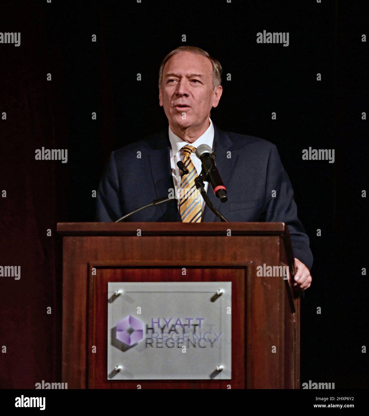 Wichita, Kansas, USA. 12. März 2022. Der ehemalige US-Außenminister Mike Pompeo hält die Grundsatzrede zum ersten Bob Dole Dinner, das auf der jährlichen Parteiversammlung der Kansas State Republican am 12. März 2022 im Hyatt Hotel in Wichita, Kansas, stattfand. Pompeo diente als Direktor der CIA und Staatssekretär unter dem ehemaligen Präsidenten Donald Trump. Kredit: Mark Reinstein/Media Punch/Alamy Live Nachrichten Stockfoto