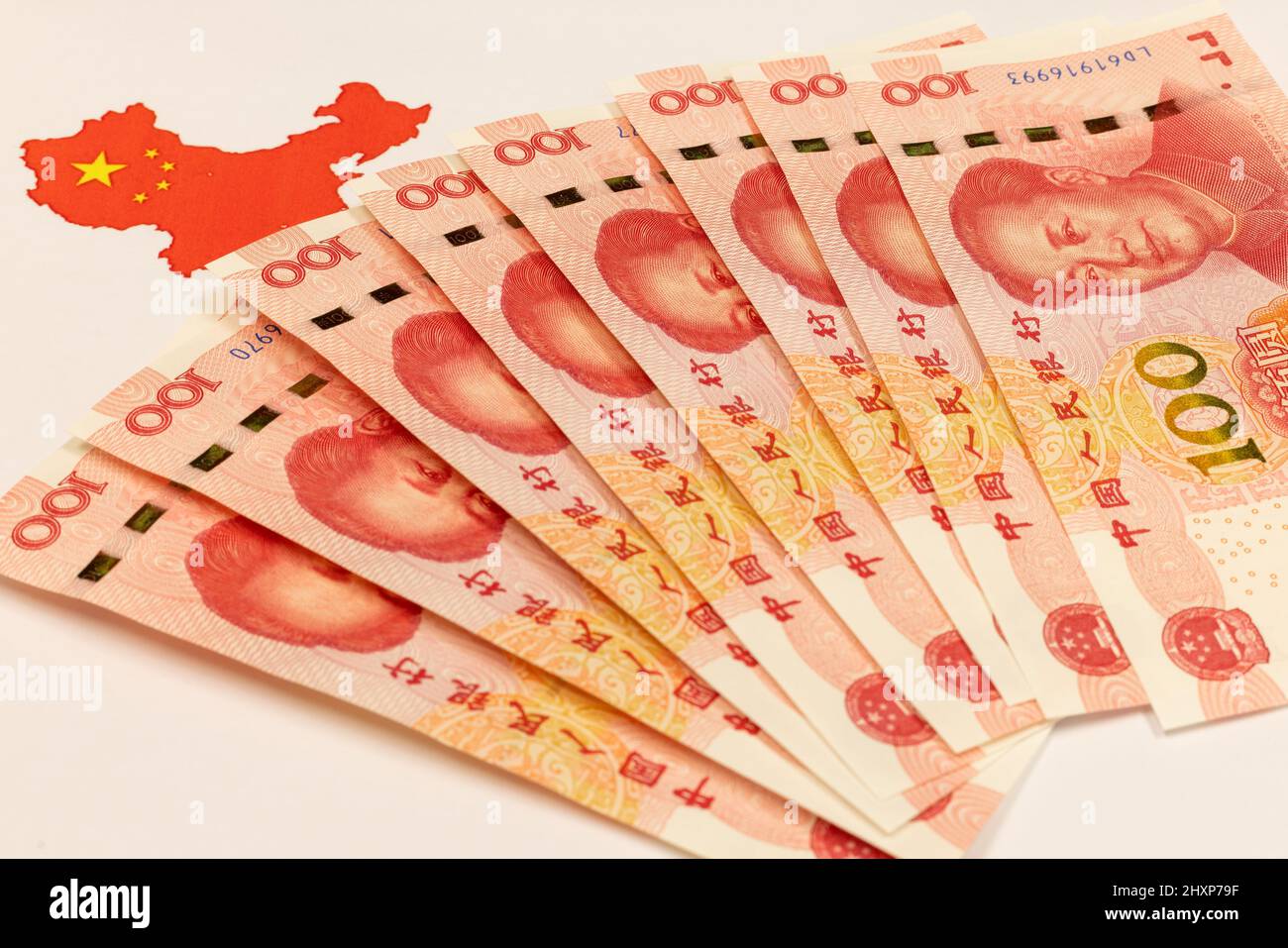 Renminbi oder RMB, CNY, Währung von China. Set von einhundert Yuan aus der Nähe. Chinesisches Geld. Geschäftskonzept. China-Karte und Nationalflagge auf weißem Rücken Stockfoto