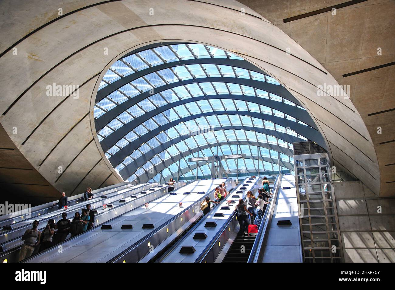 Fahrtreppen in Canary Wharf u-Bahnstation, Canary Wharf, London Borough of Tower Hamlets, London, England, Vereinigtes Königreich Stockfoto