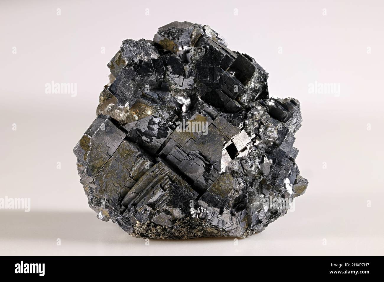 Kristalle von Galena, auch Bleiglanz genannt. Galena ist das wichtigste industrielle Bleierz. Stockfoto