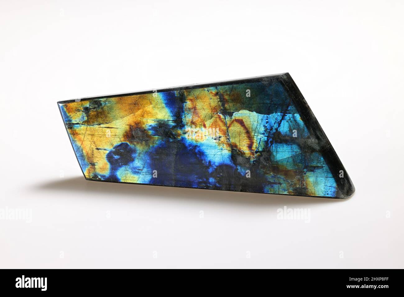 Polierte Platte aus farbigem Spectrolit, Lapidarium-Edelstein aus Finnland Stockfoto