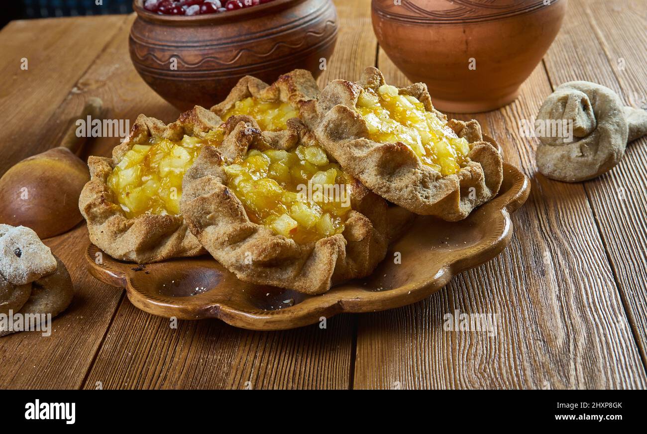 Karelische Pastete mit Äpfeln und Aprikose - traditionelle Pasties hatten in der Regel eine Roggenkruste, aber die Nord-Karelian und Ladoga Karelian Stockfoto