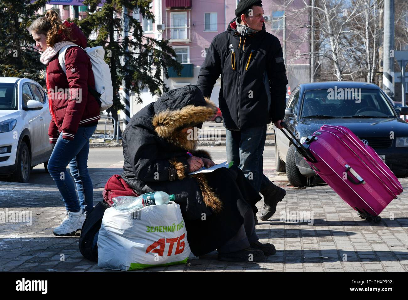 Kramatorsk, Ukraine. 13. März 2022. Die Menschen wurden mit ihrem Gepäck gesehen, als sie auf den Evakuierungszug am Bahnhof in Kramatorsk warteten. Russlands militärische Offensive gegen die Ukraine zwang Millionen Menschen, das Land in neunzehn Tagen des Krieges auf der Suche nach Sicherheit, Schutz und Hilfe zu verlassen. Die Zahl der Flüchtlinge, die aus der Ukraine fliehen, seit der russischen Invasion, die am 24. Februar von Präsident Wladimir Putin eingeleitet wurde, liegt heute bei fast 2,7 Millionen, teilte die UNO am Sonntag mit. Kredit: SOPA Images Limited/Alamy Live Nachrichten Stockfoto