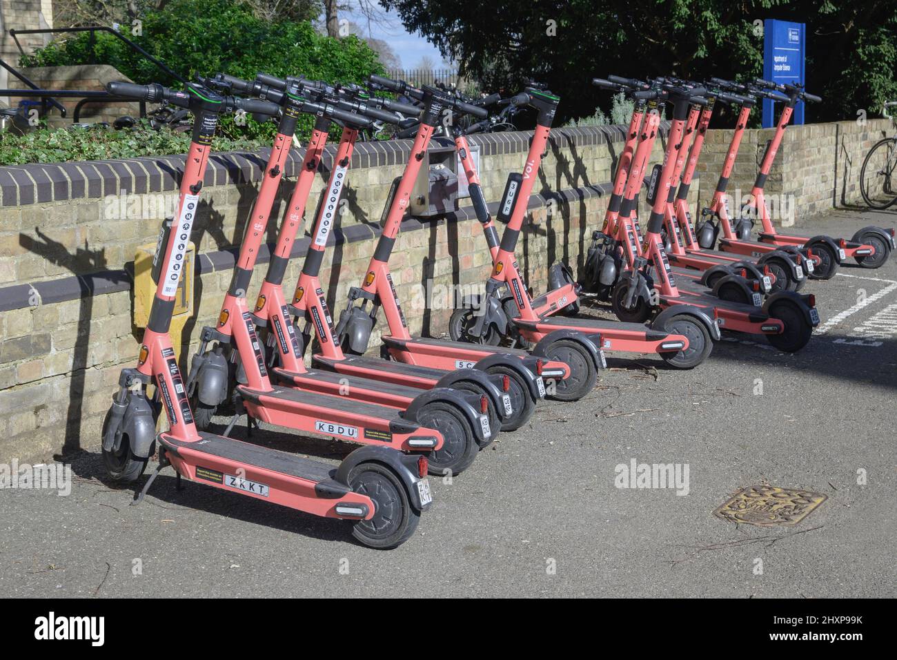 Elektro-E-Scooter zu mieten geparkt auf einem Bürgersteig Oxford England Großbritannien Stockfoto