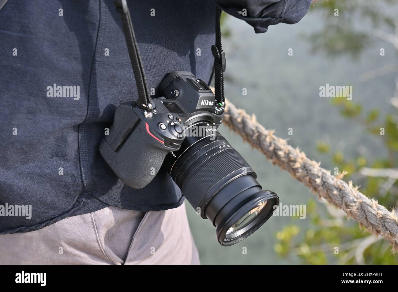 Männer mit Nikon Z9 Kamera ohne Spiegel. Ein junger Mann, der ein Fotoshooting macht. Stockfoto