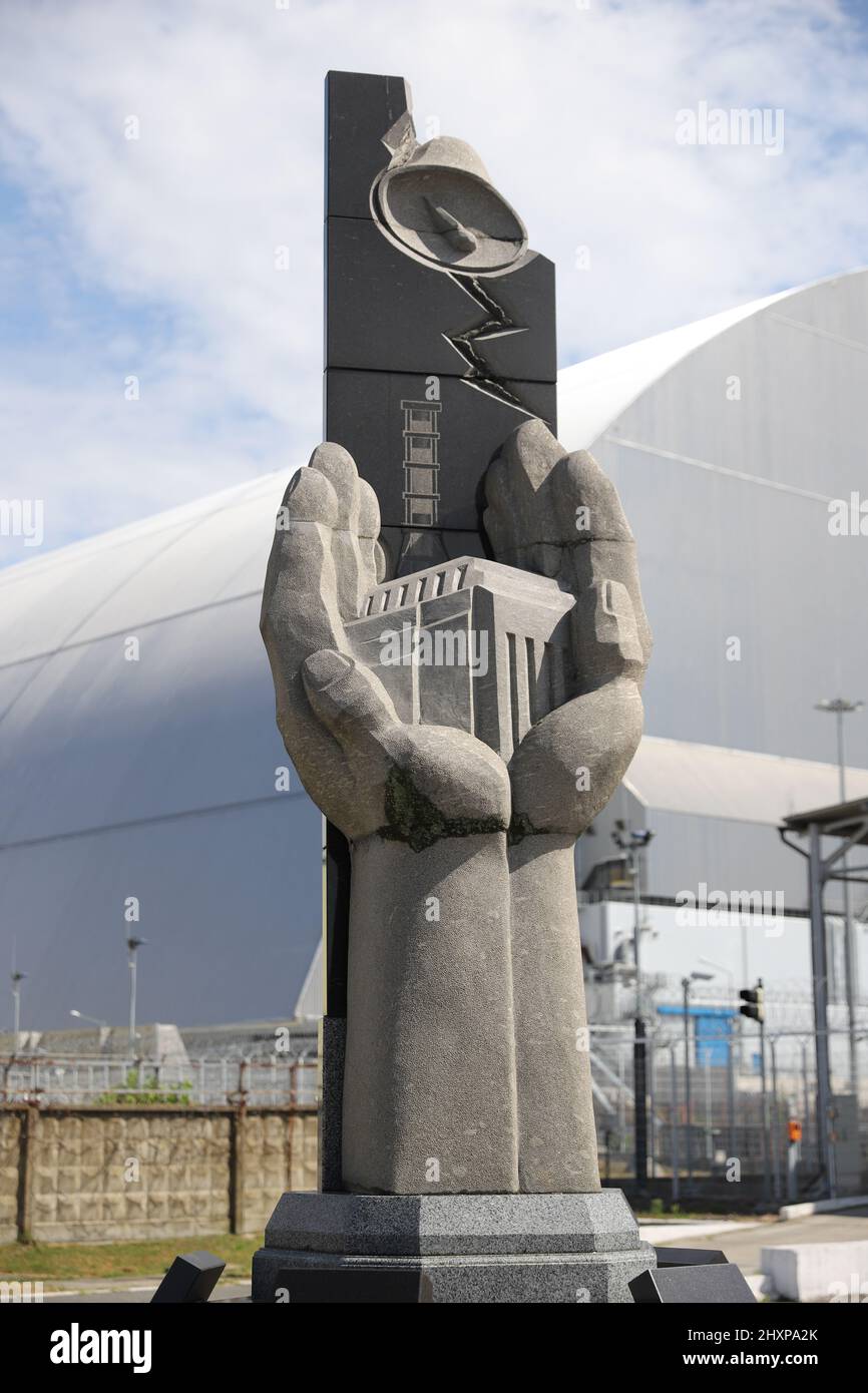 Denkmal für die Opfer der TschernobylKatastrophe vor der neuen