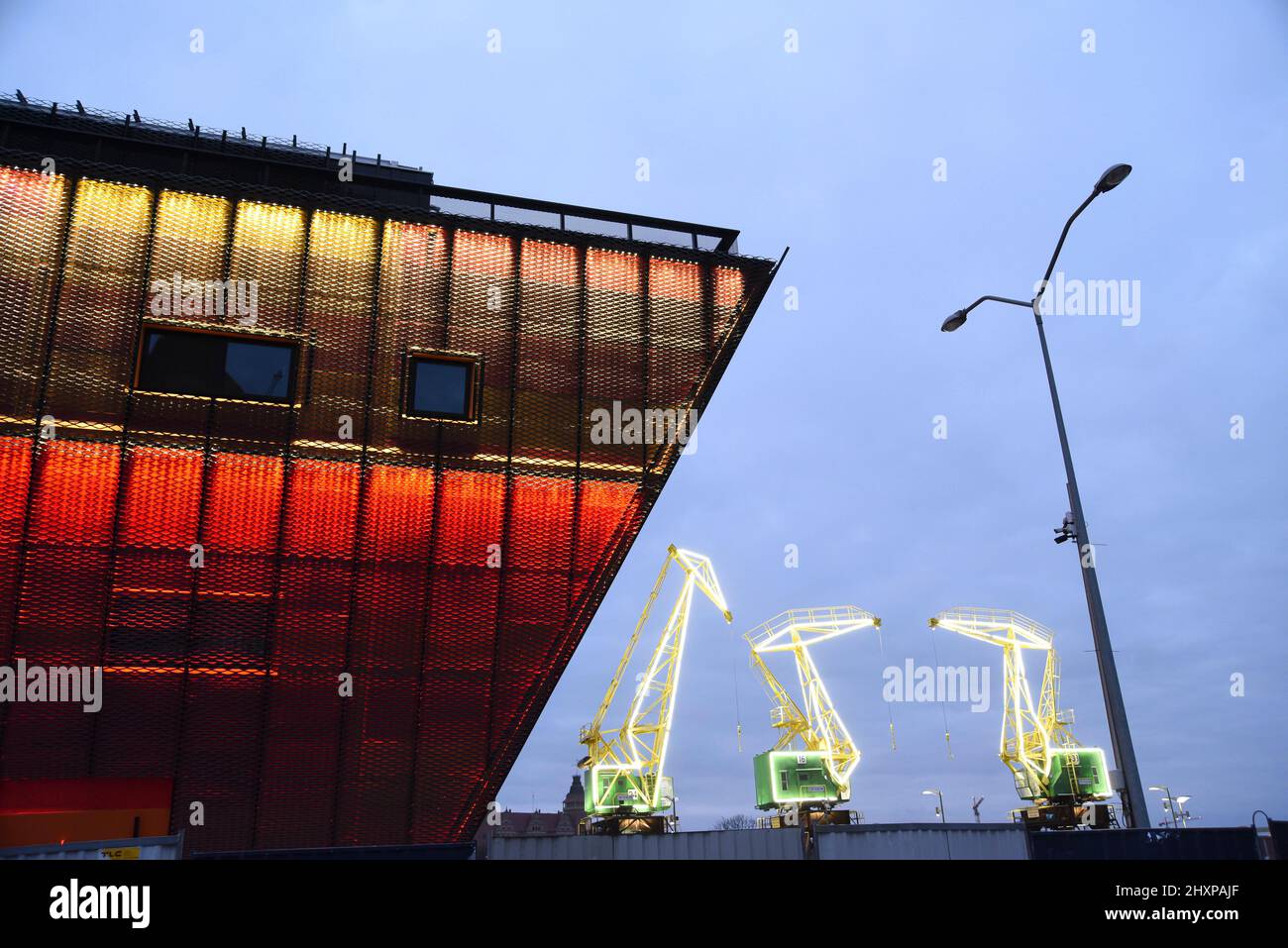 Szczecin, Polen, März 6 2022: Maritimes Wissenschaftszentrum in Szczecin am chrobry-Damm neben Kranichen. Stockfoto