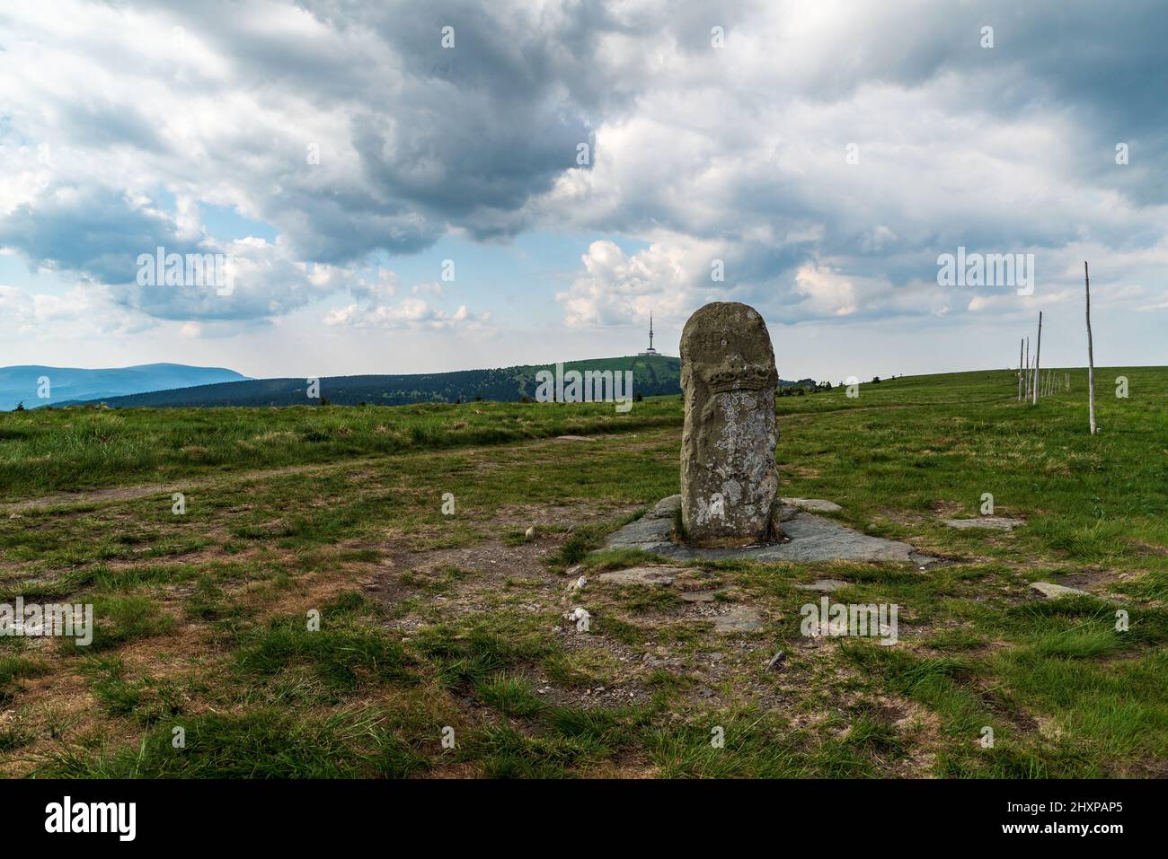 Historischer Grenzstein auf dem Loch Vysoka und dem Berg Praded im Gebirge Jeseniky in der Tschechischen republik Stockfoto