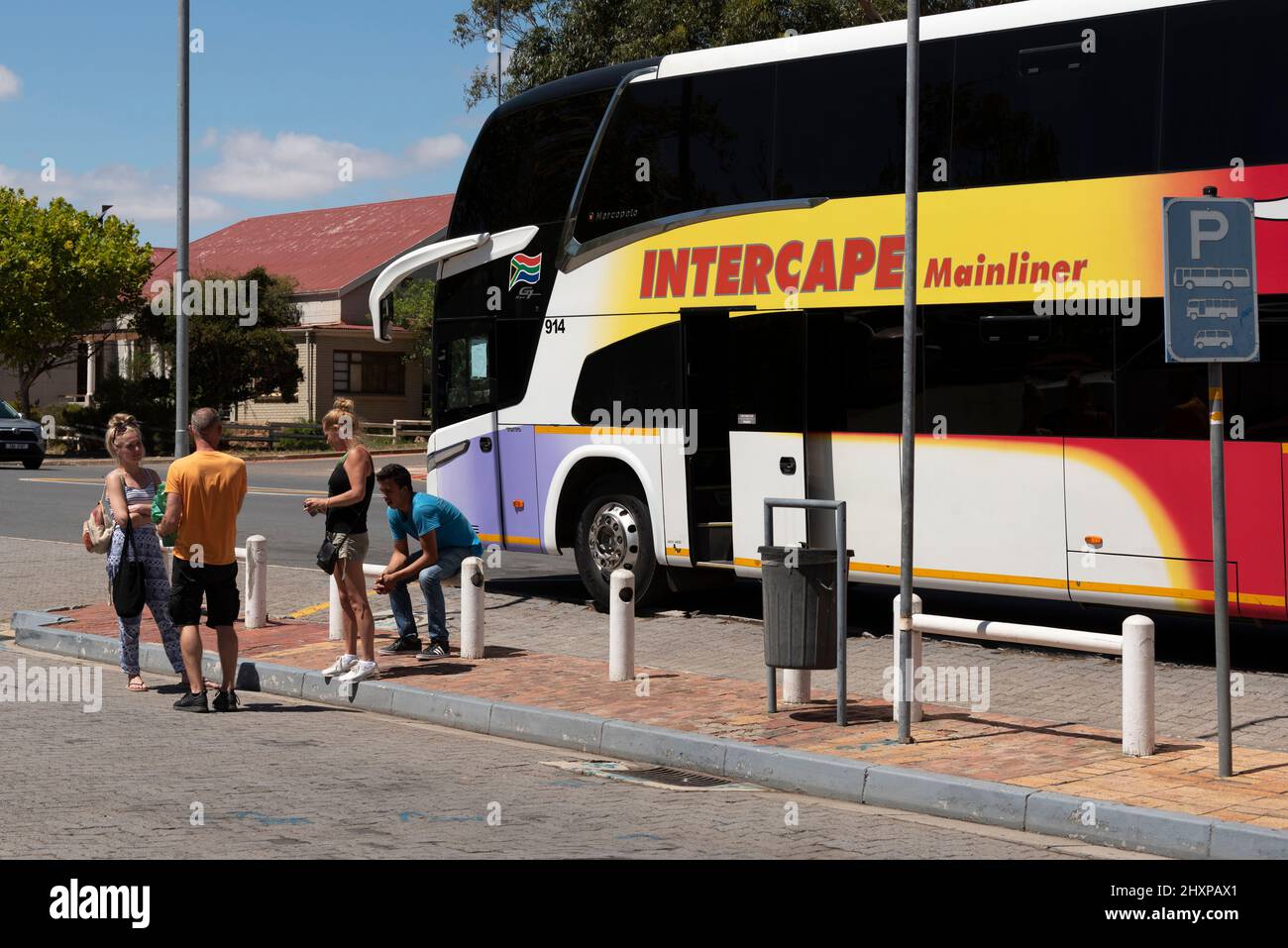 Riviersonerend, Westkap, Südafrika. 2022. N2 Autobahn und ein Intercape-Bus mit Fahrgästen, die eine Pause von ihrer Reise machen. Stockfoto