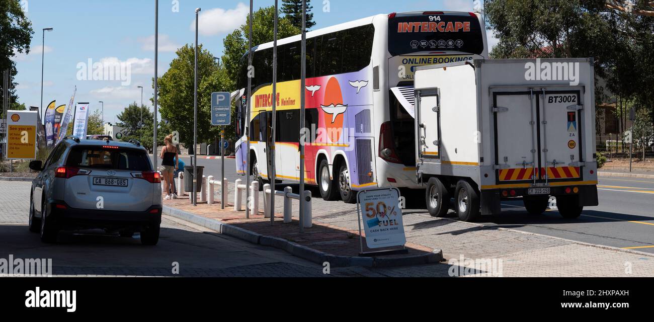 Riviersonerend, Westkap, Südafrika. 2022. N2 Autobahn und ein Intercape-Bus mit Fahrgästen, die eine Pause von ihrer Reise machen. Stockfoto