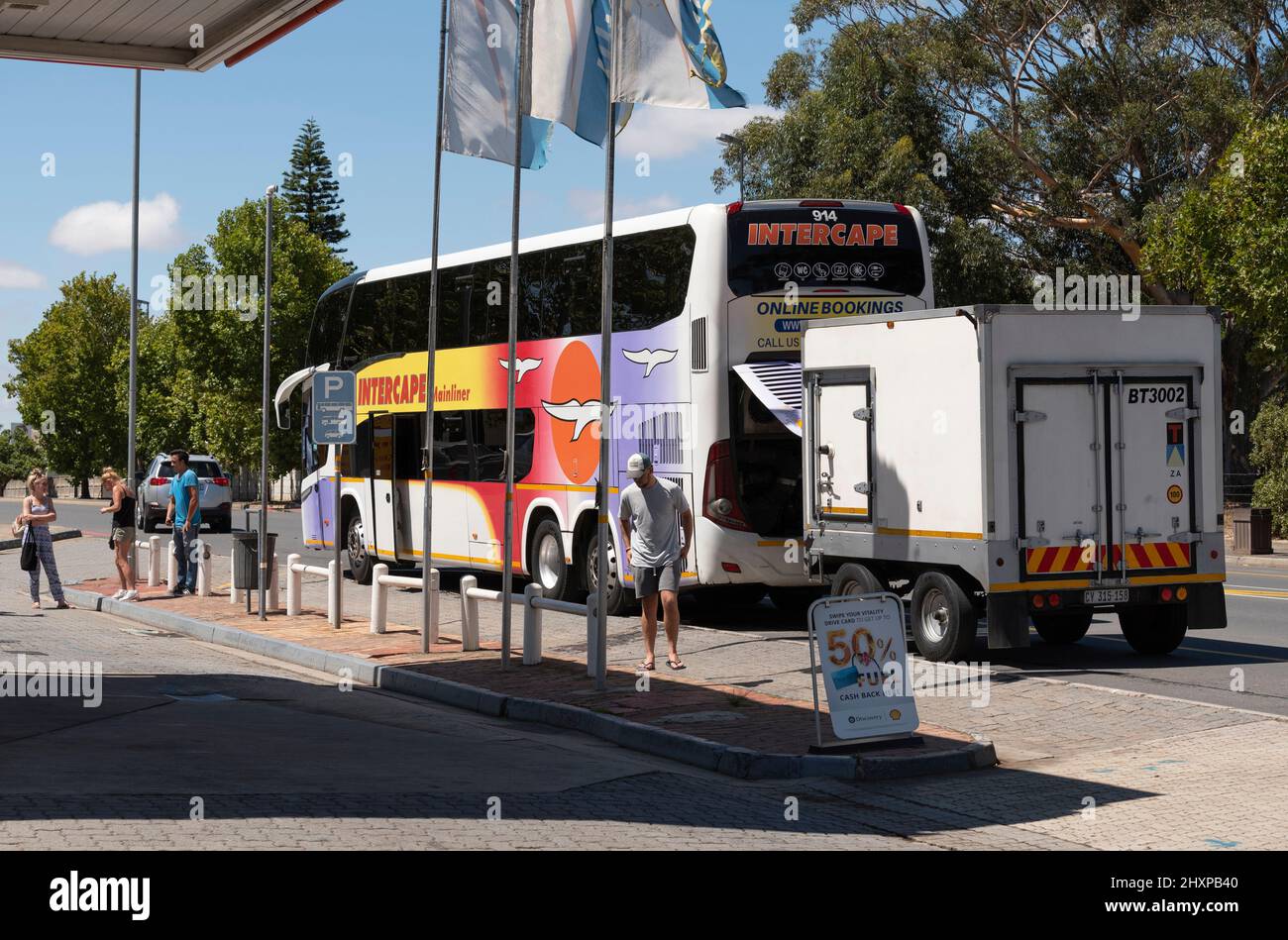 Riviersonerend, Westkap, Südafrika. 2022. N2 Autobahn und ein Intercape-Bus mit Fahrgästen, die eine Pause von ihrer Reise machen. Stockfoto