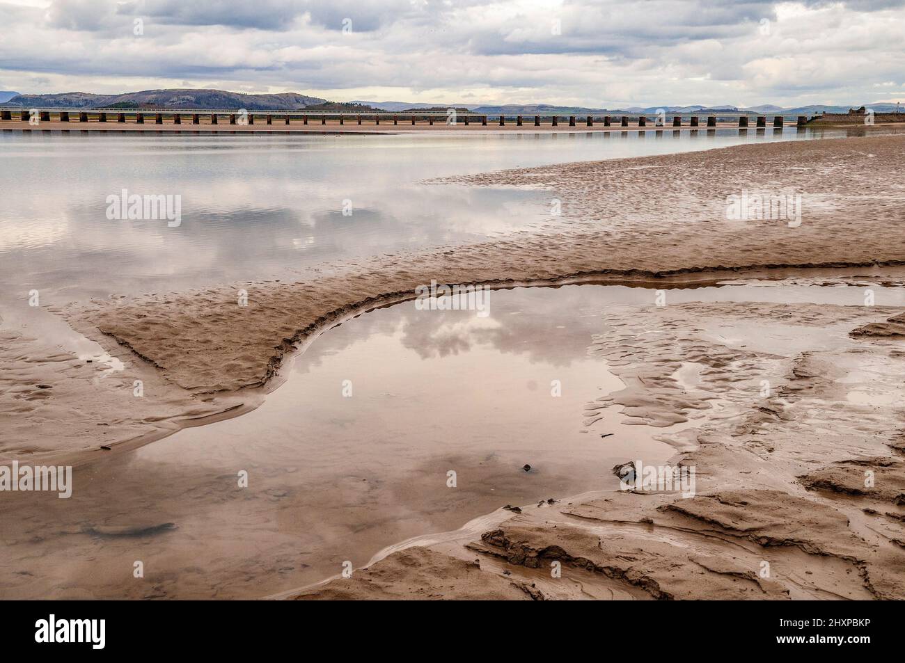 Arnside Viadukt und Strand am Fluss Kent. Stockfoto