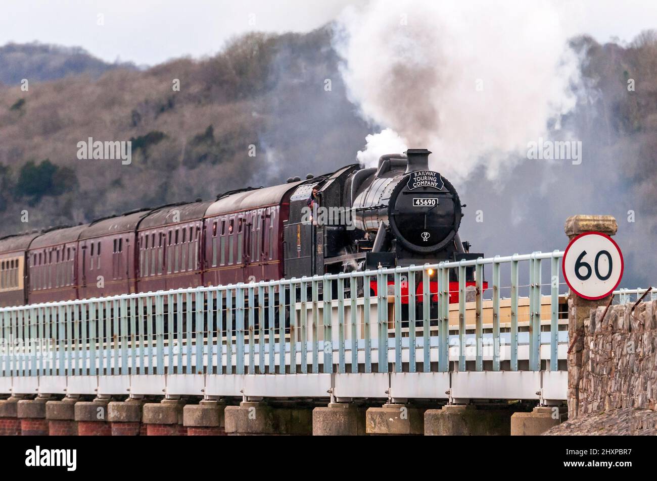 Restaurierte Dampfmaschine Leander, die mit dem Cumbrian Coast Express das Arnside Viadukt über den Fluss Kent überquert. Stockfoto