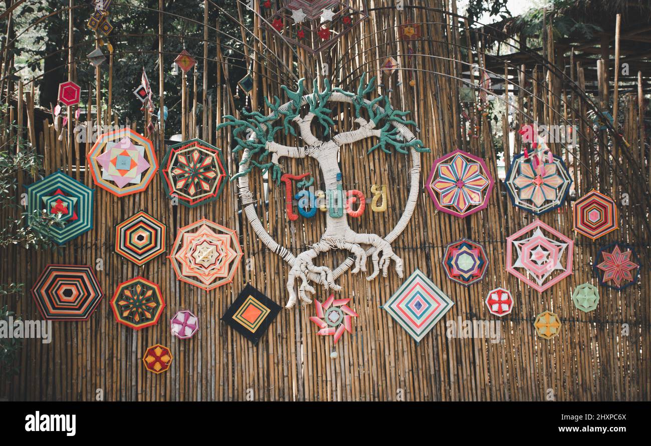 Bunt von Spinnennetz Seil Flagge, Isaan alten Spinnweben des Nordostens Thailand, Thai traditionelle Kultur im Naturhintergrund, Thai Text 'Oh Po Stockfoto