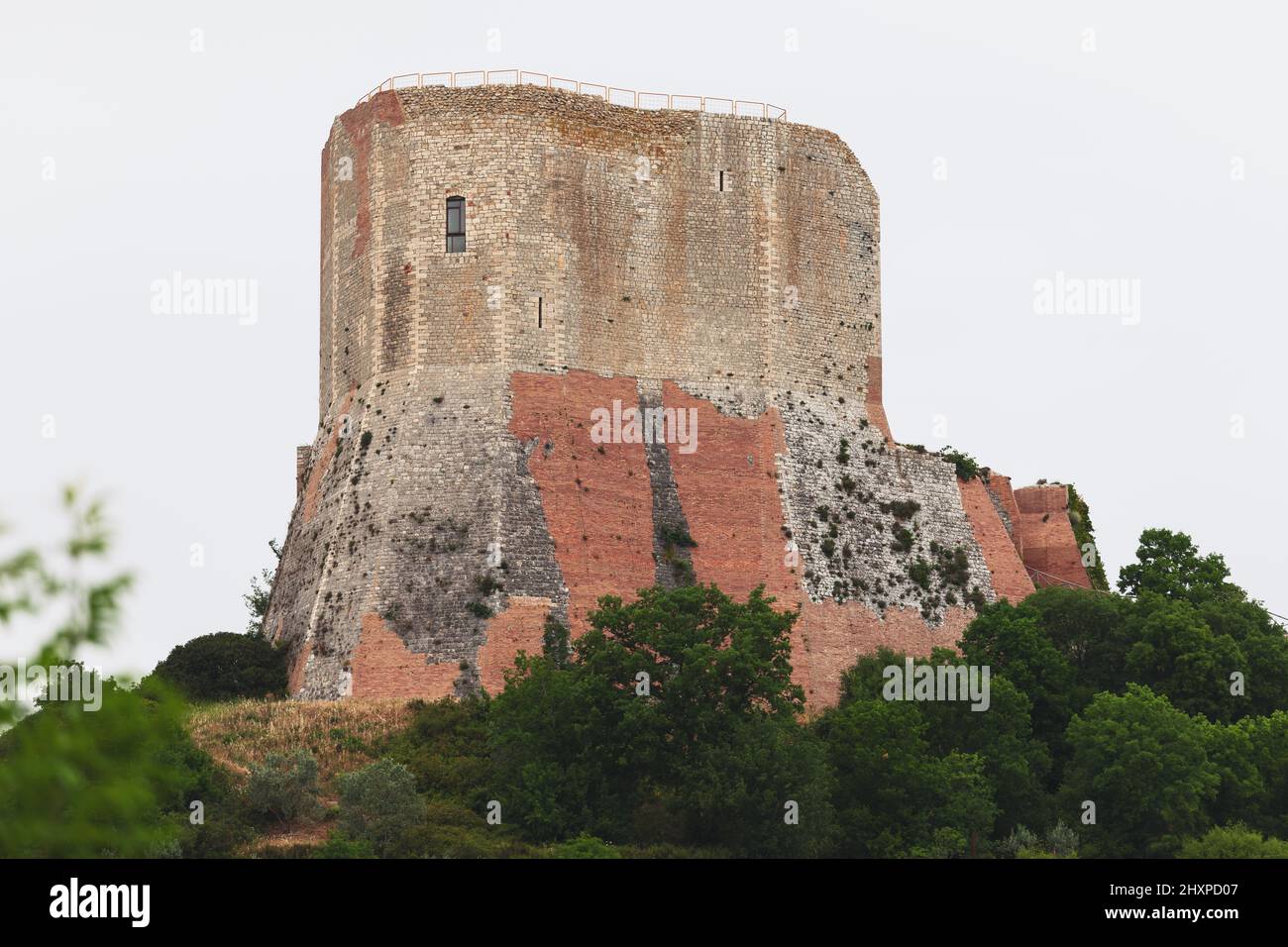 Der Turm Rocca di Tentennano in Rocca d'Orcia Dorf. Toskana, Italien Stockfoto