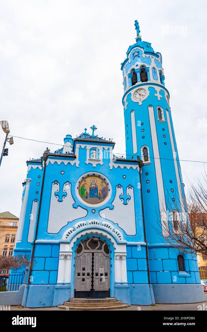Romantische blaue Kirche in Bratislava. Die Südseite der St. Elisabeth-Kirche im Art déco-Stil in Bratislava, Slowakei Stockfoto