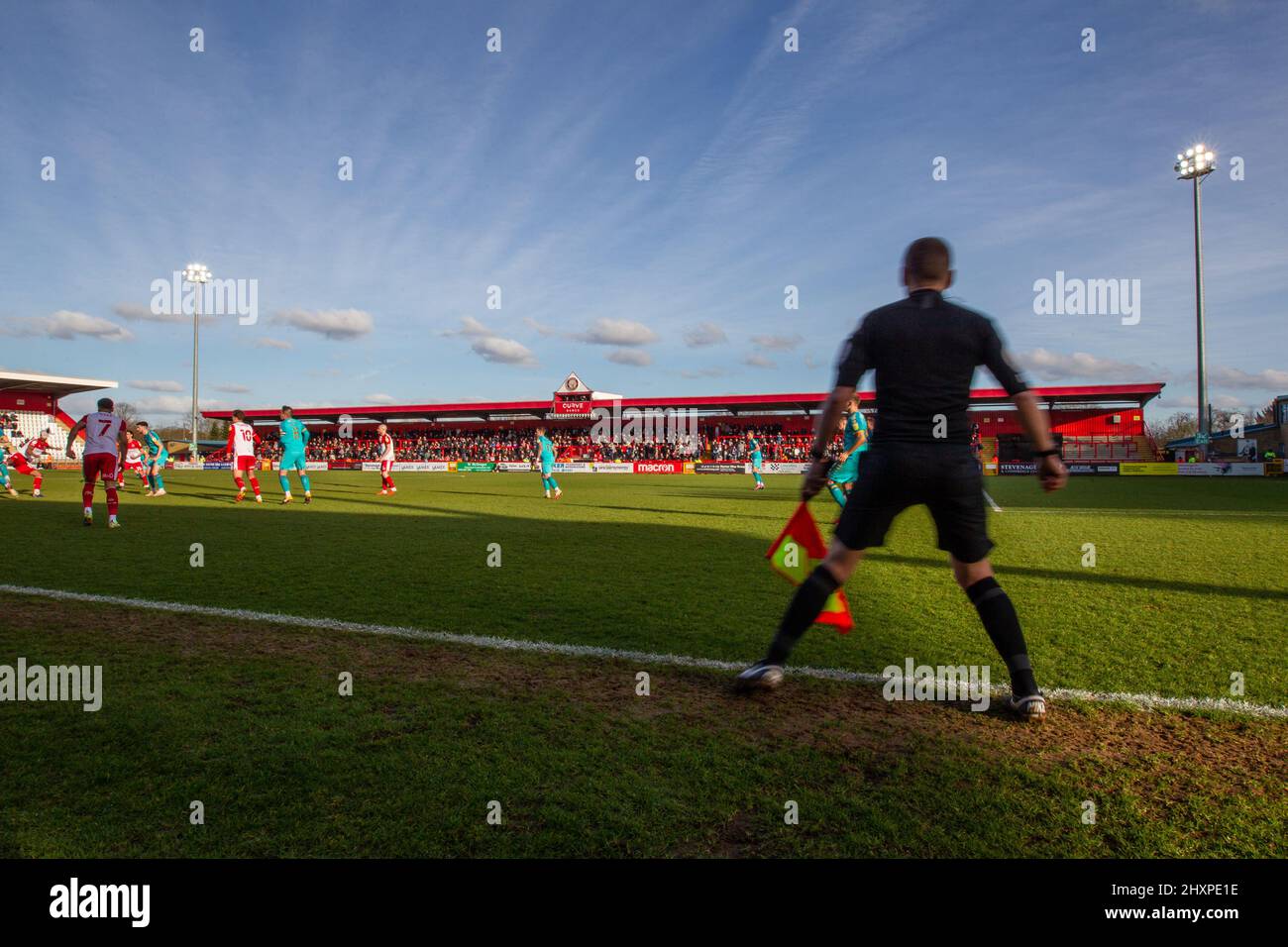 Schiedsrichter-Assistent / Linesman läuft die Linie bei einem Fußballspiel. Lamex Stadium, Stevenage >Hertfordshire an sonnigen Tagen Stockfoto