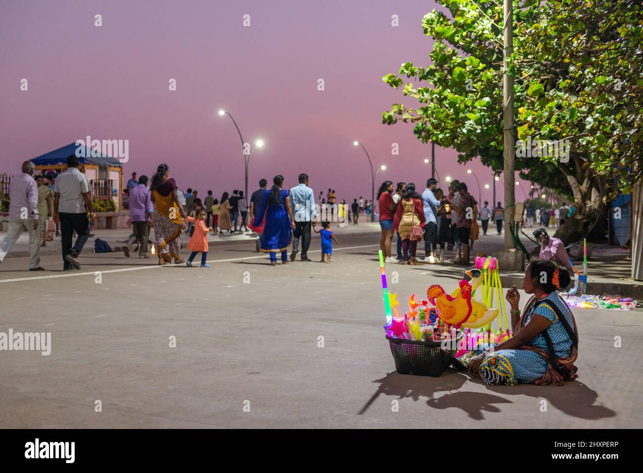 Pondicherry, Indien - 12. März 2022: Spielwarenhändler auf der Promenade am Meer Stockfoto