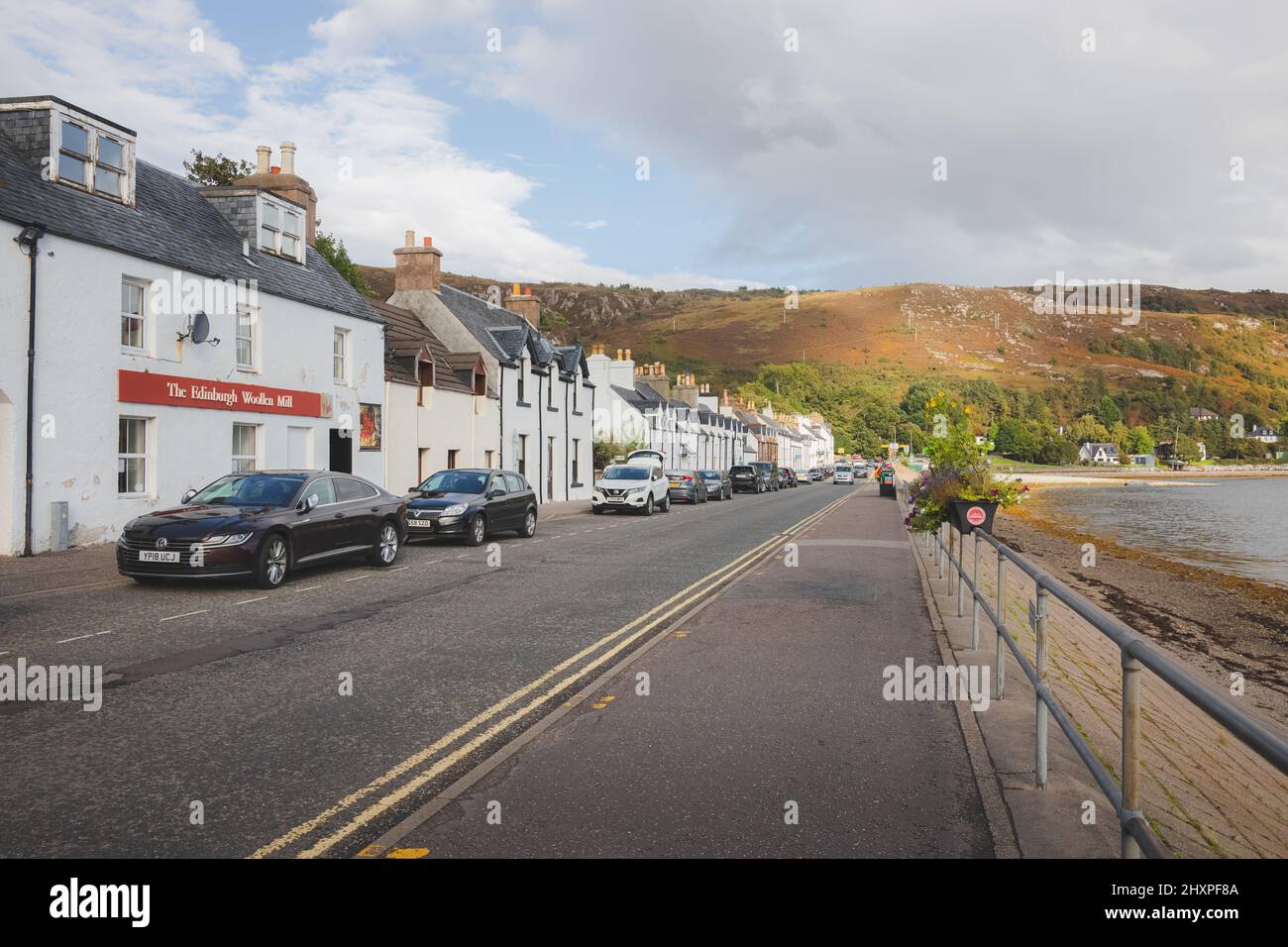 Ullapool, Großbritannien - 28. September 2021: Malerisches Fischerdorf am Meer, Hafenstadt Ullapool in den schottischen Highlands, Schottland. Stockfoto
