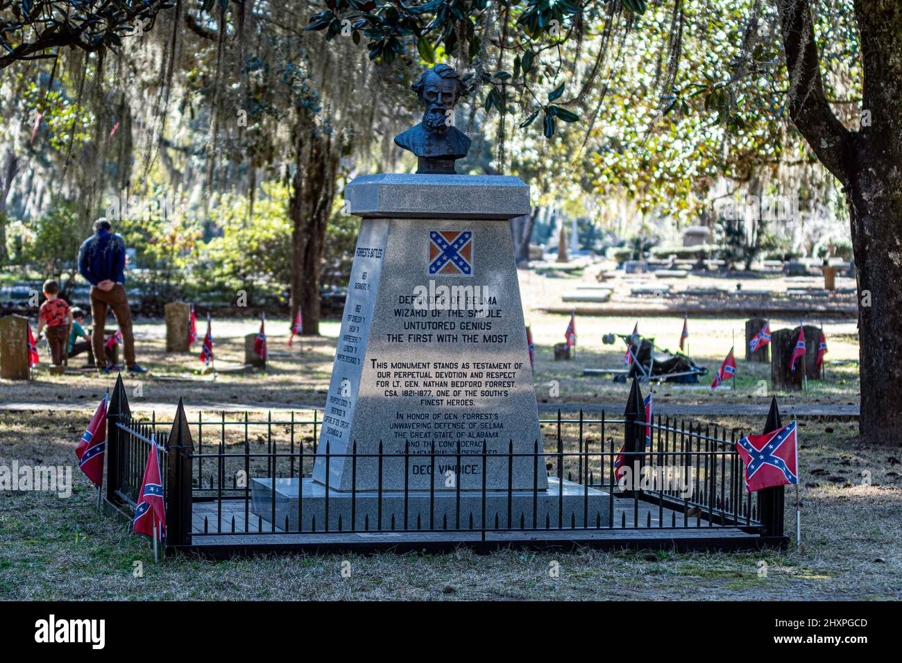 Selma, Alabama, USA-1. März 2022: Denkmal für Nathen Bedford Forrest im Confederate Memorial Circle am Live Oak Cemetery. Dieses Denkmal war Stockfoto