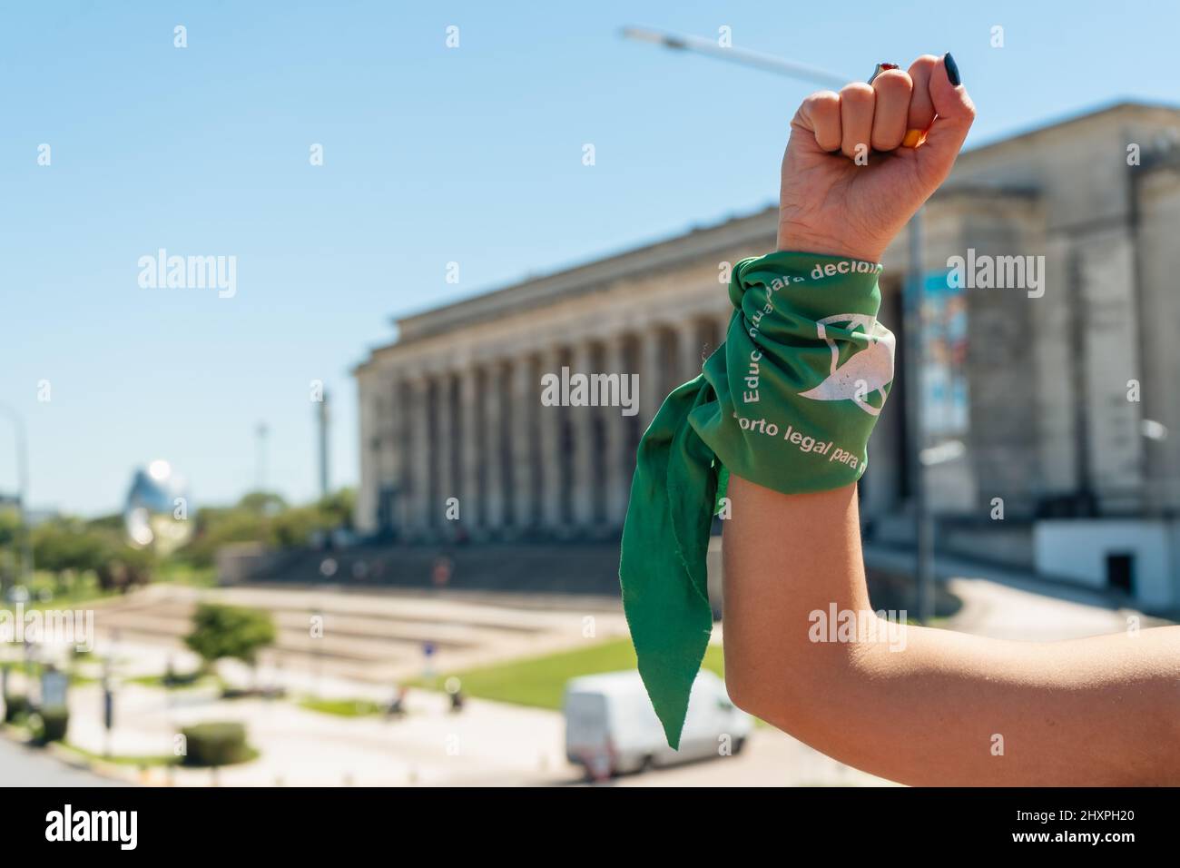 Faust mit einem grünen Schal, der den feministischen Kampf für Gleichheit und legale Abtreibung in Lateinamerika symbolisiert. Legale, sichere und kostenlose Abtreibung. Konzept von Stockfoto