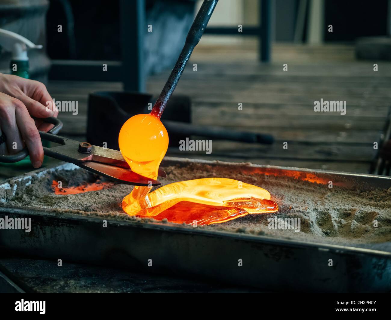 Herstellung von traditionellem Glas Art. Glas schmilzt in einem