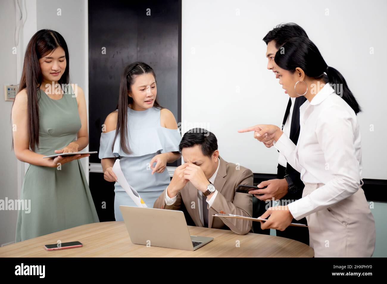 Mitarbeiter wütend und Mobbing Chef während Stress und Druck im Büro, Team Geschäftsleute ärgern sich mit Manager während der Konferenz in Unternehmen Stockfoto